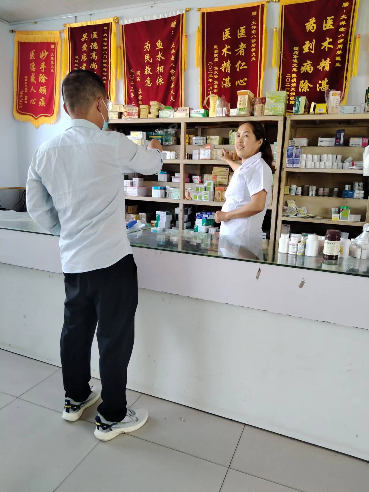 姜如雪父母在工作岗位上-1.jpg